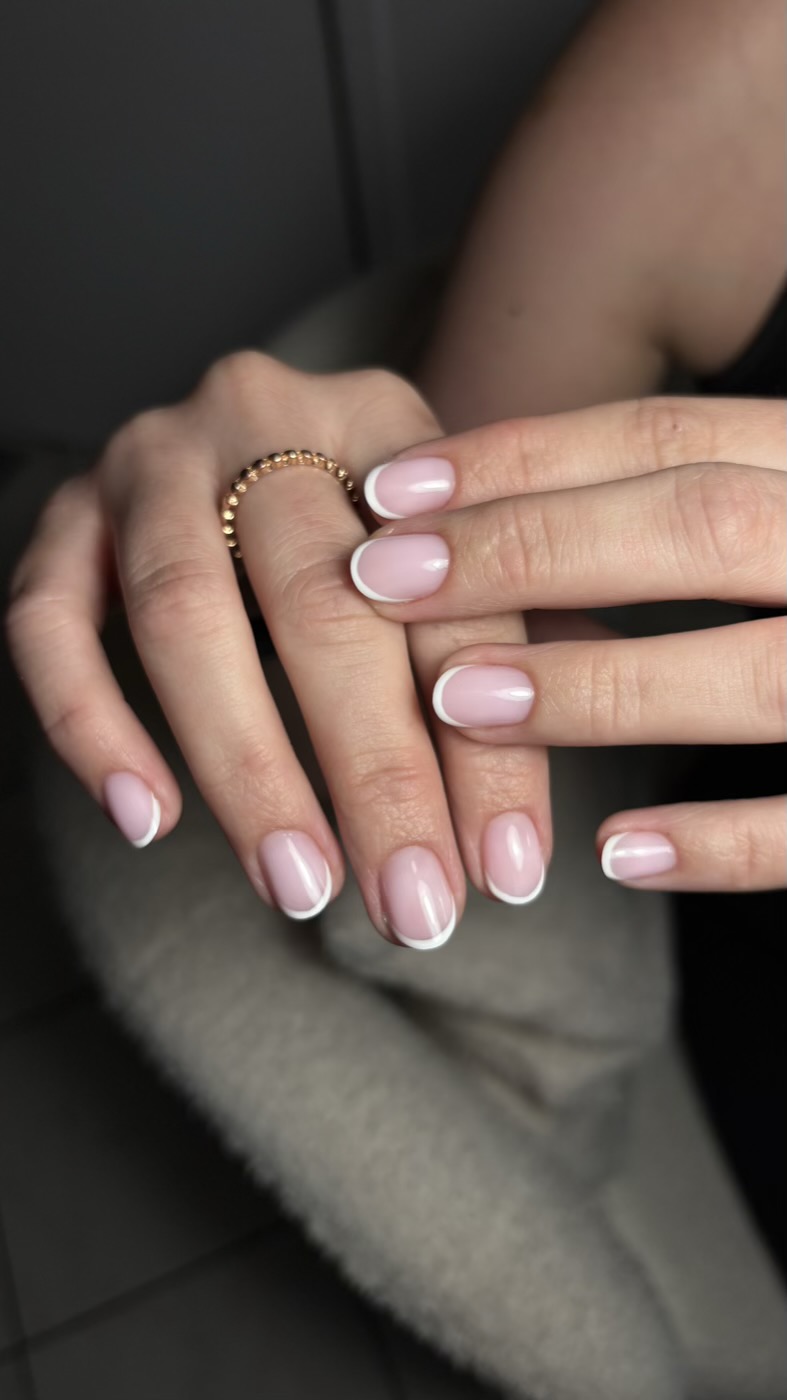 French sur ongles courts, finition nette et brillante, réalisée au studio.