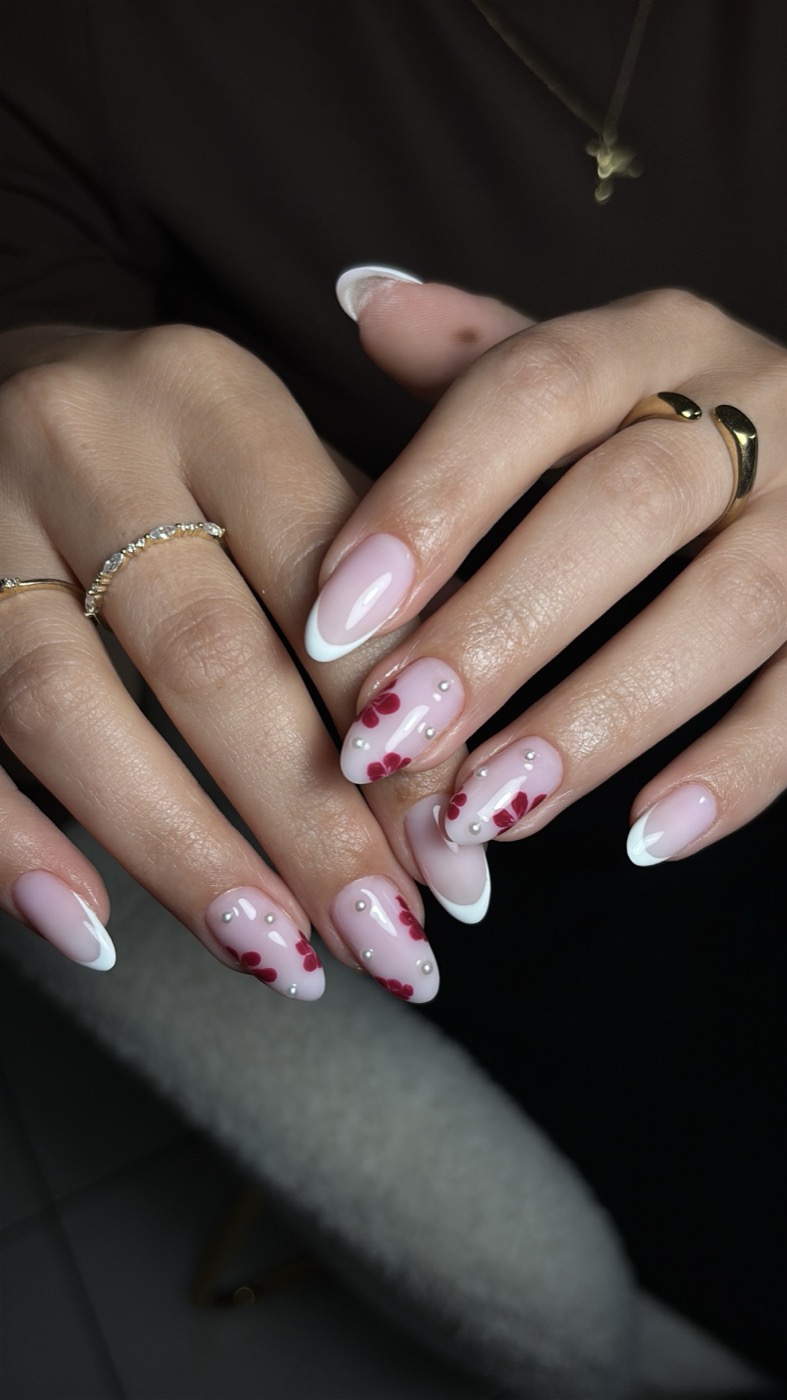 French blanche rehaussée de fleurs bordeaux et de perles.