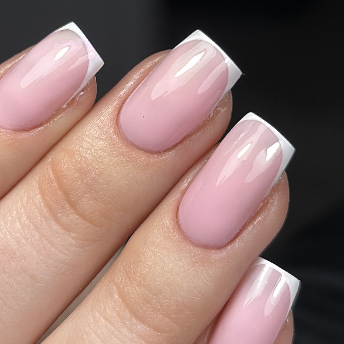 Gros plan sur une french carrée rose et blanche, finition brillante.