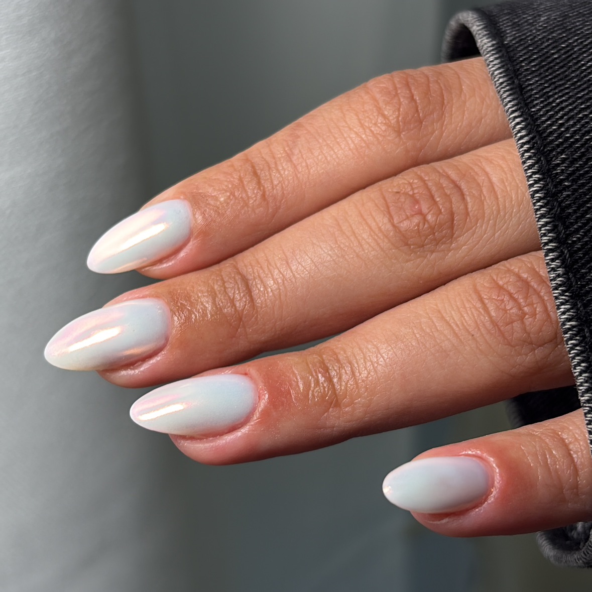 Effet chrome nacré irisé sur ongles amande.