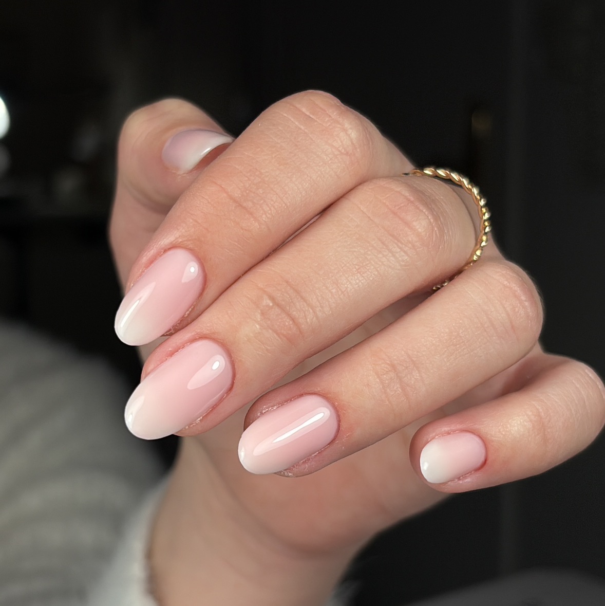 Babyboomer rose nude sur ongles amande, dégradé fondu.